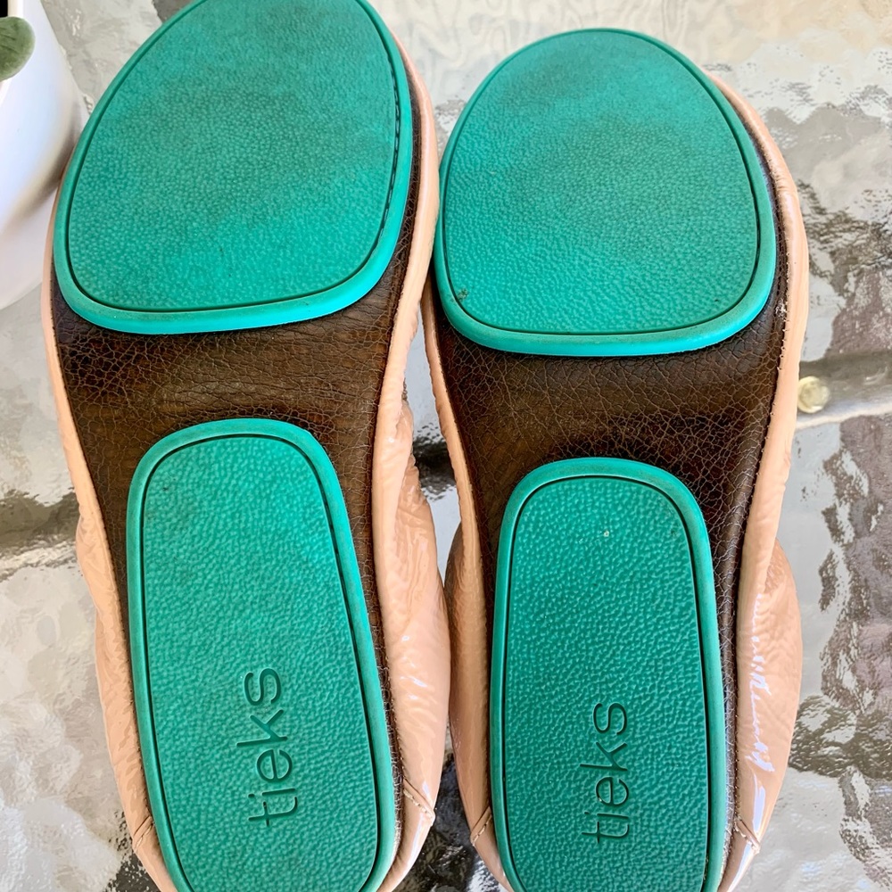 🥿 GUC Blush Patent Tieks 🥿 - Picture 7 of 10